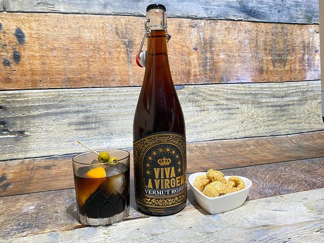 Viva La Virgen vermut rojo con hielo y snacks